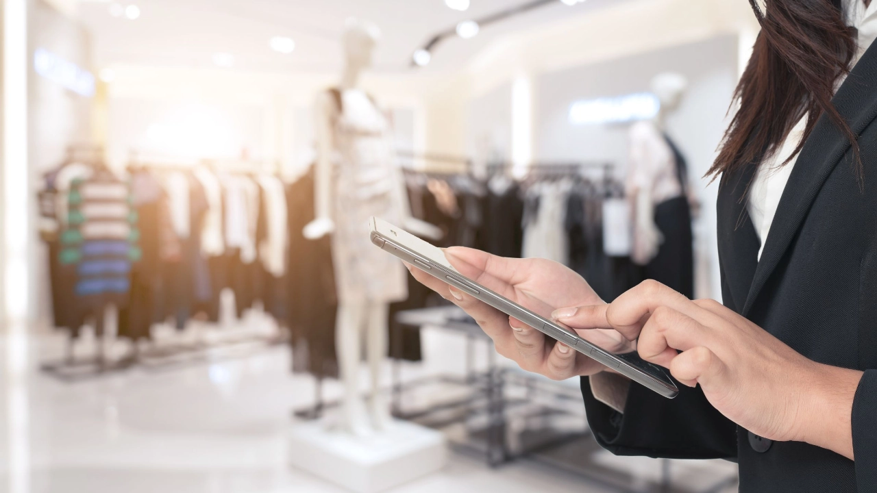 Frau benutzt ein Smartphone während des Einkaufs