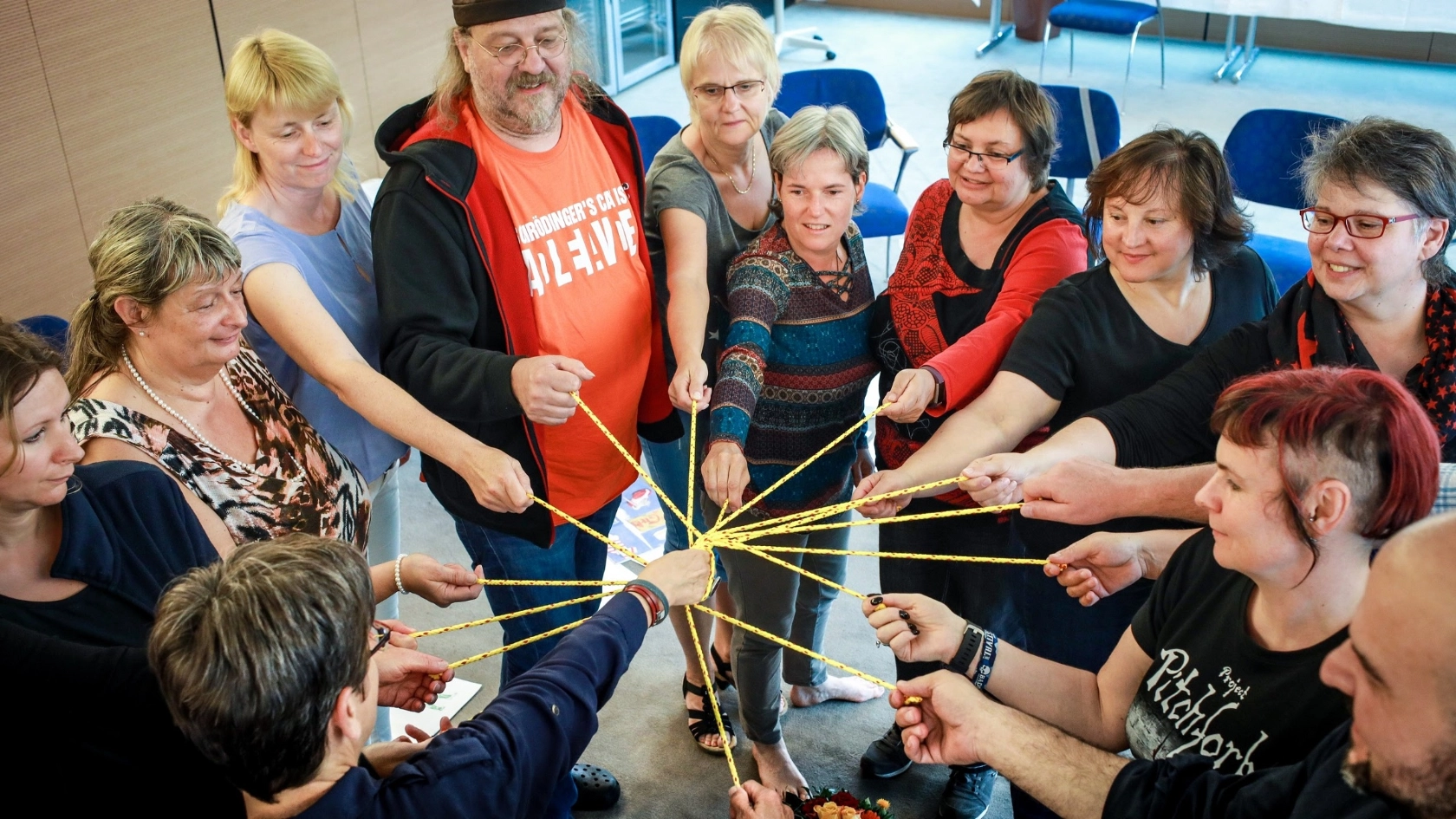 Seminarteilnehmer spielen ein typisches Seminarspiel