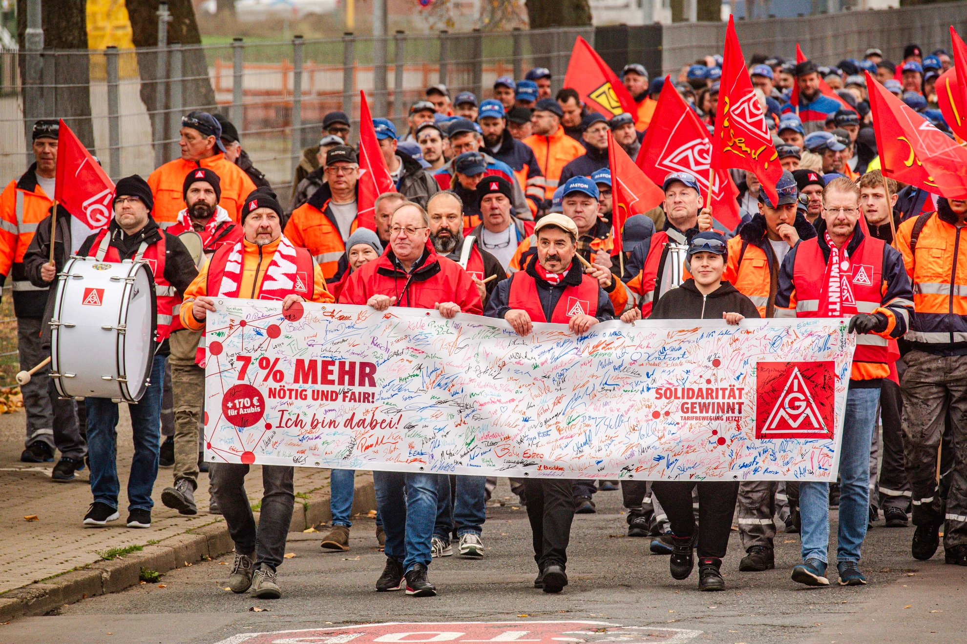 2024-11-01-mehr-als-100-000-besch-ftigte-legen-bundesweit-arbeit-nieder