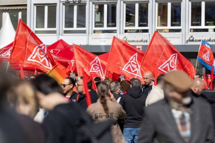 Stuttgart, Baden-Württemberg, 01.05.2026:Demonstration des DGB zum Ersten Mai in StuttgartIm Bild: Frontbanner der DemoNotiz: No model release. Kein Einverständnis für Werbung, keine Weitergabe an Dritte.